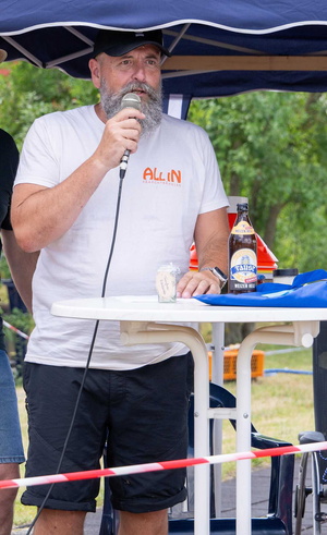 Bernd Schötterl mit Mikrofon