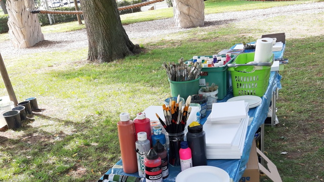 Tisch mit Farben
