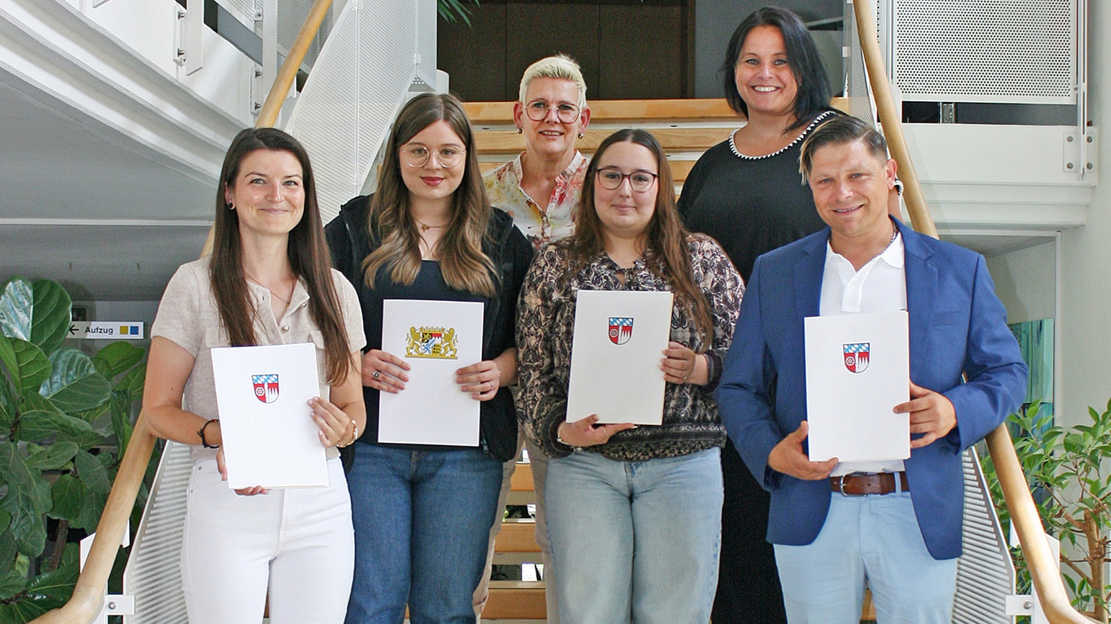 Die Anwärter für 2025 auf einer Treppe