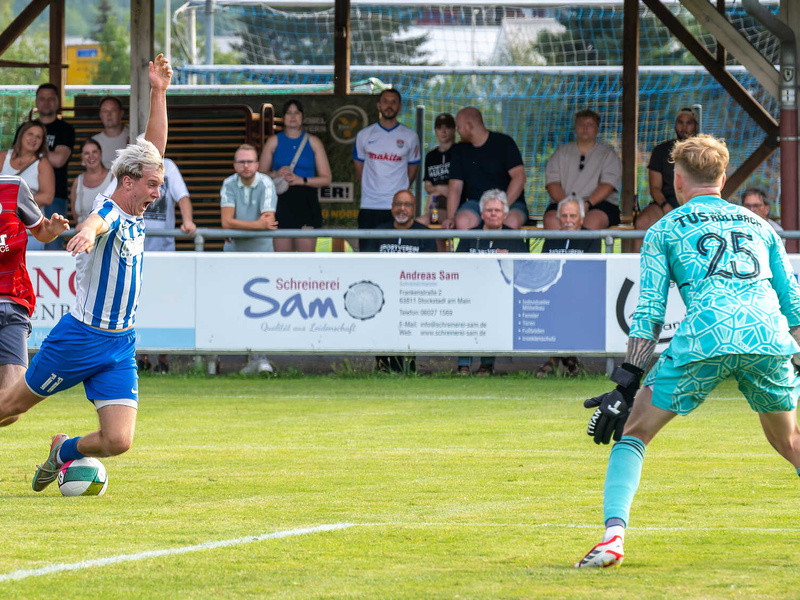 Foul am Bein des Gegenspielers im Strafraum