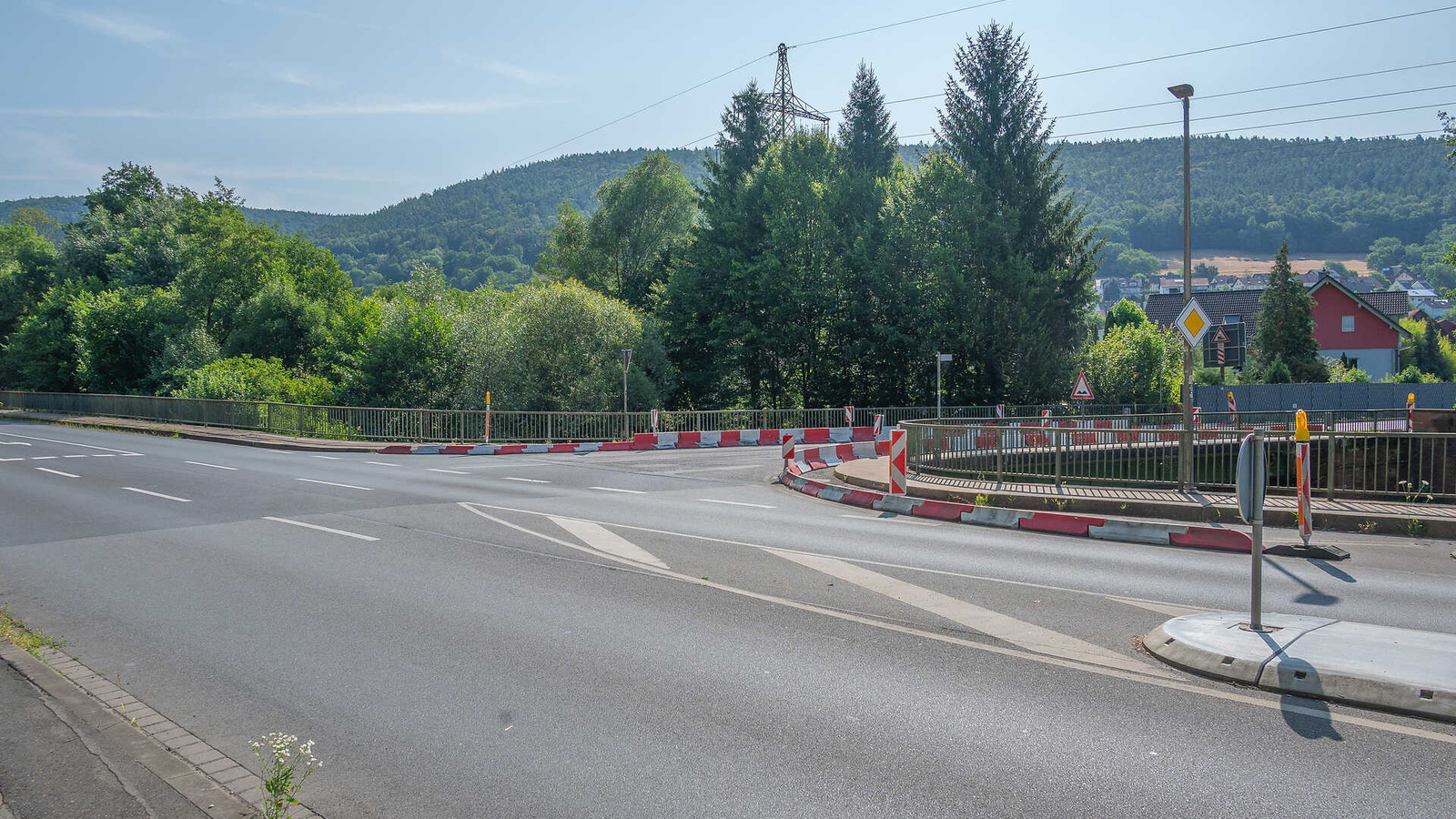 Brücke über die Mud die durch Baustellenabsperrung verengt wurde