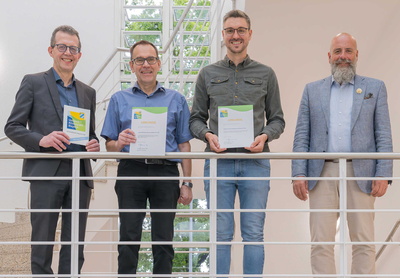 Stellvertretender Landrat Bernd Schötterl übergibt zwei Teilnehmerurkunden