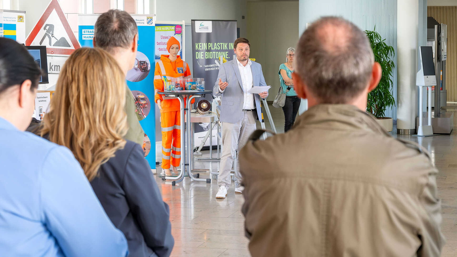 Der designierte Landrat Björn Bartels hält vor Publikum eine Ansprache zum Tag der Ausbildung