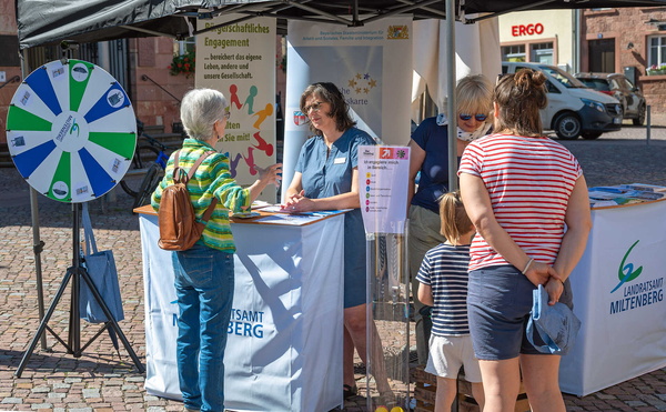 Bürger kommen am Stand am Engelplatz in Miltenberg ins Gespräch mit den Mitarbeiterinnen des Landratsamts Miltenberg.