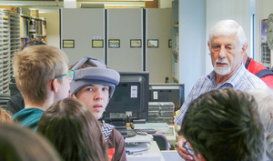 Egon Galmbacher mit Jugendlichen im Medienzentrum
