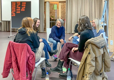 Frauen sitzen in einem Sitzkreis zusammen