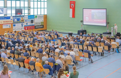Gäste von hinten mit Blick auf Bühne
