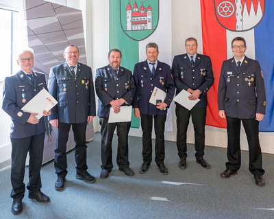 Kreisbrandrat Martin Spilger überreichte das Bayerische Feuerwehr-Ehrenkreuz in Silber