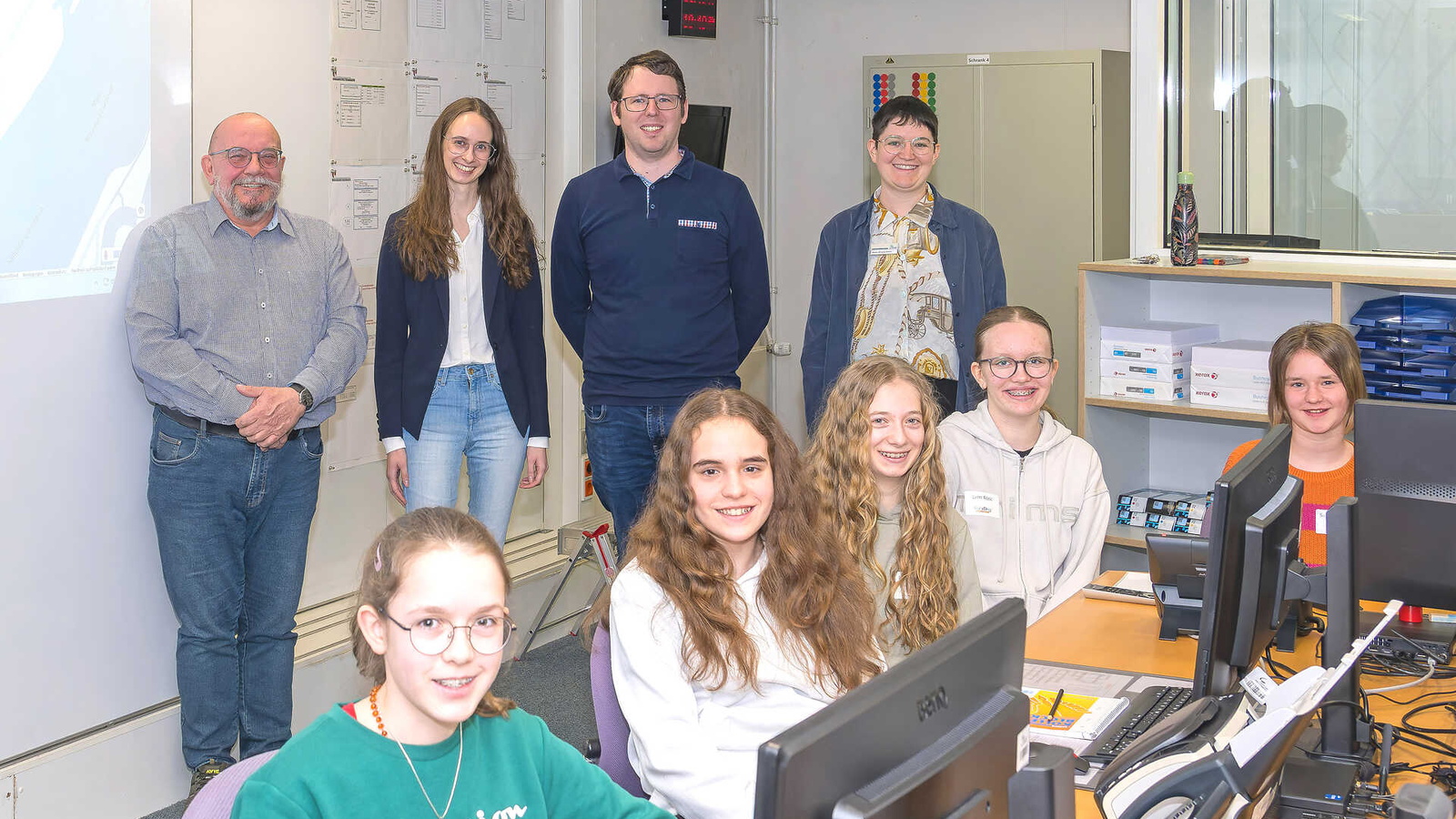 Die 5 Mädchen im Büro des Katastrophenschutzes