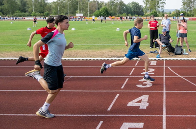 Jugendliche im Sprint kurz vor der Ziellinie