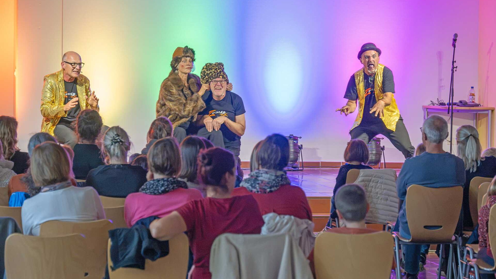 Zuschauer beobachten die Theatervorstellung