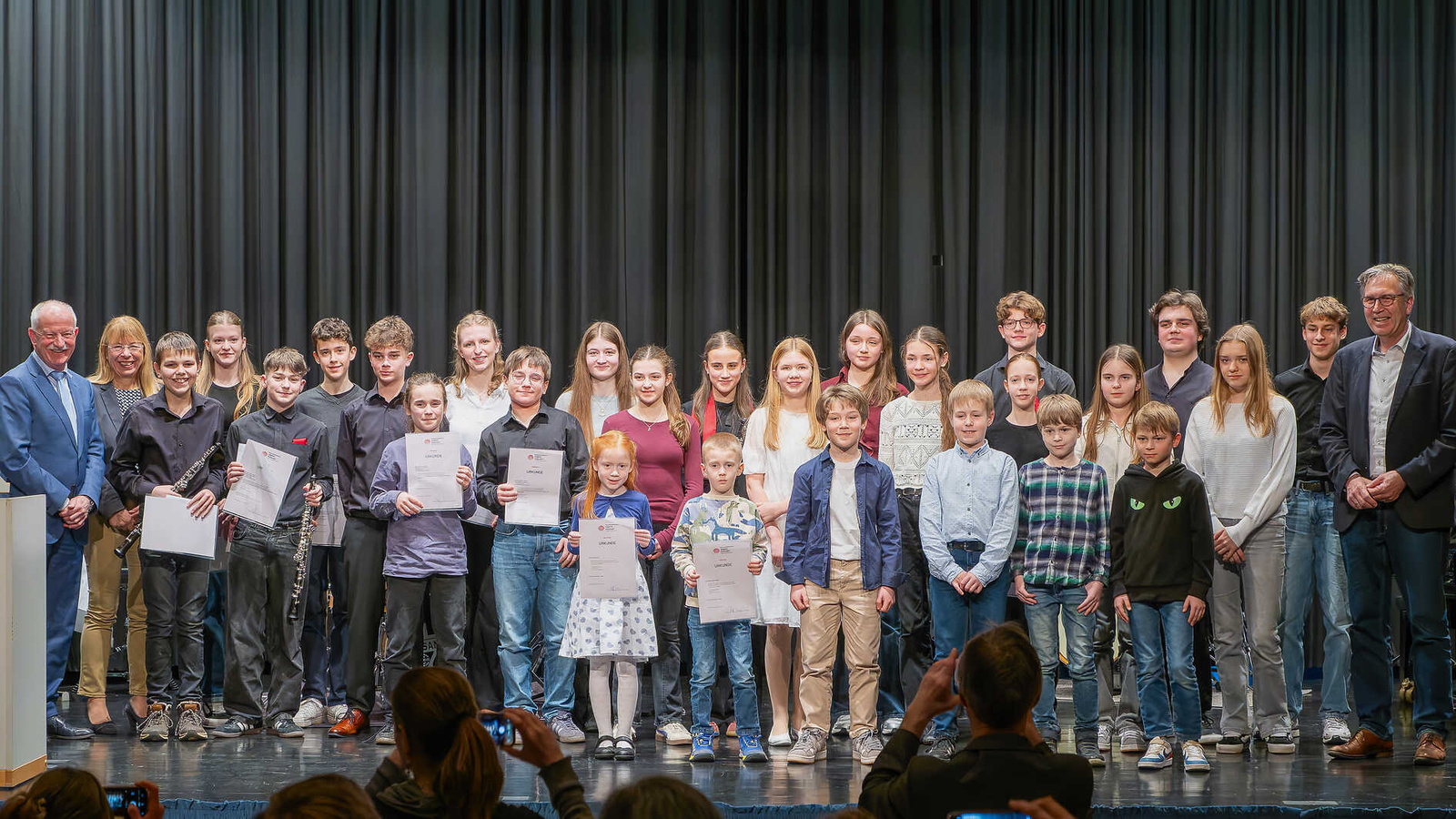Gruppenfoto der Ausgezeichneten mit den Amtsträgern aus der Lokalpolitik