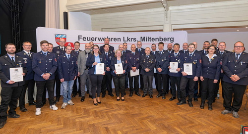 Gruppenfoto der zu ehrenden Feuerwehrdienstleistenden für 25 Jahre Dienst