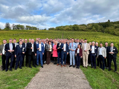 Gruppenfoto vor den Weinbergen