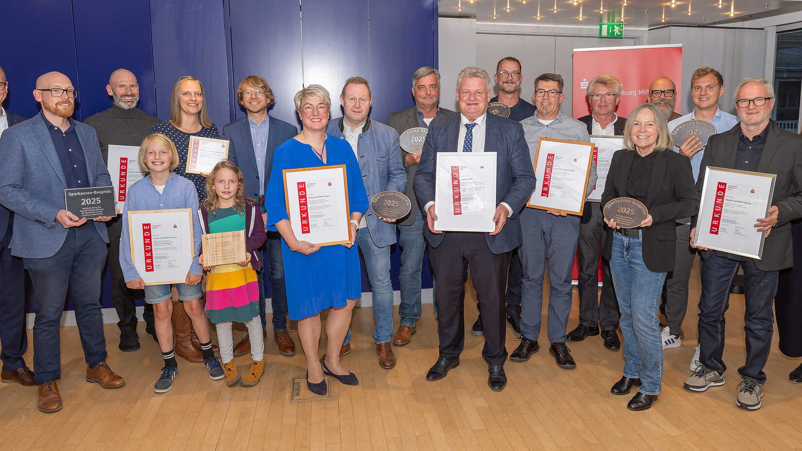 Stellvertretender Landrat Bernd Schötterl bei der Übergabe der Baupreise