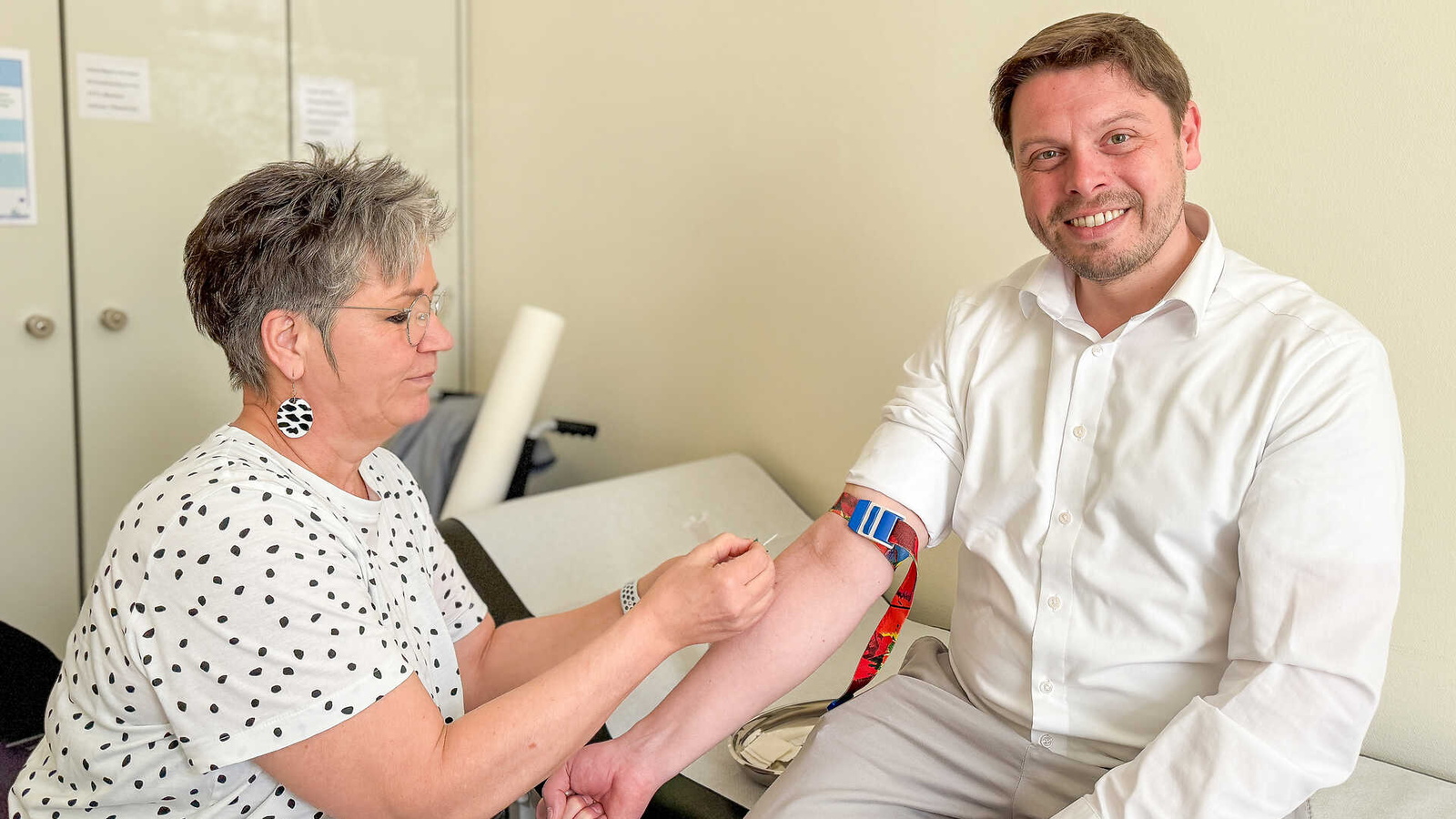 Designierter Landrat Björn Bartels bekommt für einen HIV-Test Blut am Arm von Gesundheitsamtleiterin Dr. Regina Roloff abgenommen.