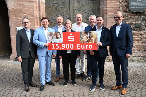 Gruppe bei der Spendenübergabe