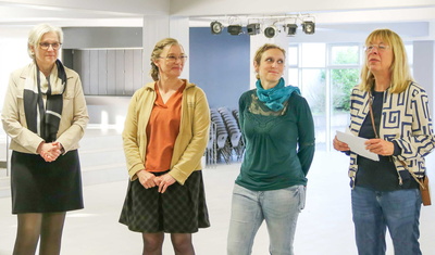 Schulleiterin Petra Hein, Birgit Englert und Julia Hildenbrand vom Landratsamt sowie stellvertretende Landrätin Monika Wolf-Pleßmann