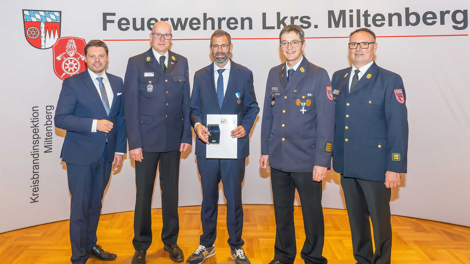 Fünf Männer in blauen Anzügen