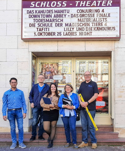 Das Team vor dem Eingang des Miltenberger Schloss-Theaters