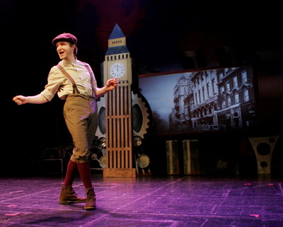 Theaterschauspieler vor Kulisse mit Big Ben