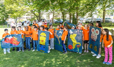 Stolz zeigten die Schülerinnen und Schüler ihre selbst gebastelten Rehkitzscheuchen