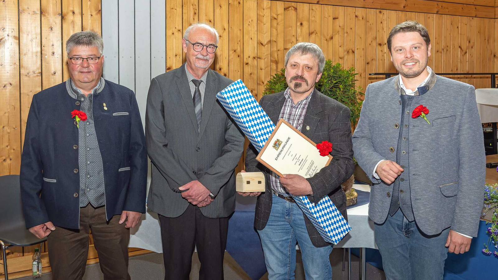n Vertretung nahm Matthias Fries die Urkunde für Johann Lipperts 50-jähriges Engagement entgegen. Dazu gratulierten Kreisobmann Christian Schüßler und Vermessungsamtsleiter Wolfgang Reindl sowie Landrat Björn Bartels.