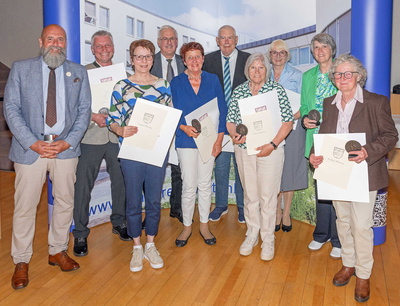 Die erste Gruppe, die Ehrenplaketten überreicht bekam