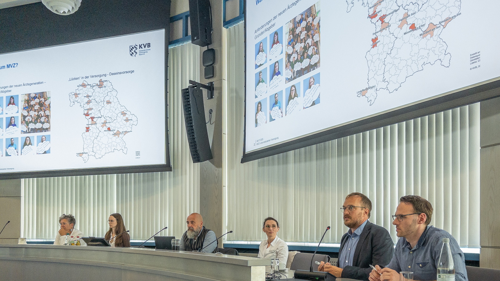 Versammlung im großen Sitzungssaal