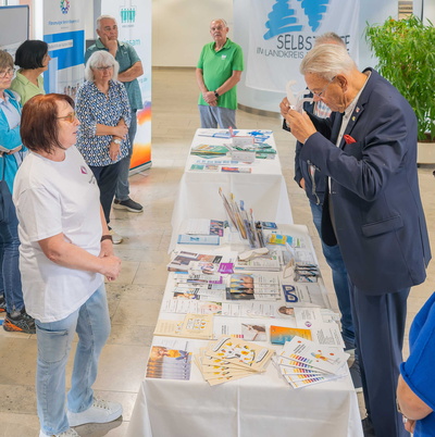 stellvertretender Landrat Günther Oettinger mit Simulationsbrille an einem Stand