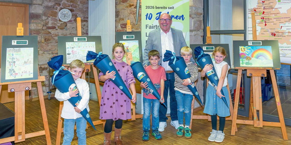 Kinder mit Schultüten