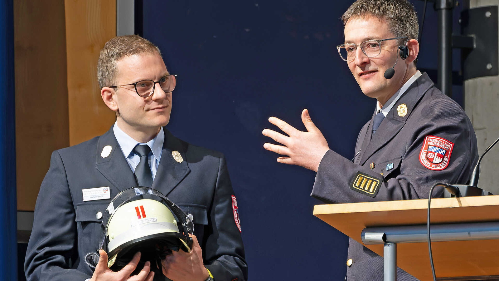 Symbolische Übereichung eines Helms an Kreisbrandmeister Florian Schmitt von Kreisbrandrat Martin Spilger