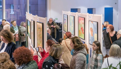 Eltern und Großeltern mit ihren Kindern und Enkeln