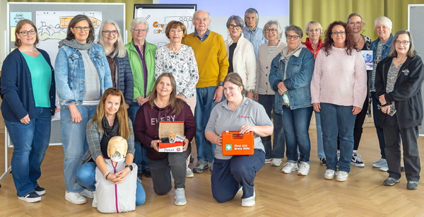 Die Teilnehmenden des Erste-Hilfe-Kurses auf einem Gruppenfoto.
