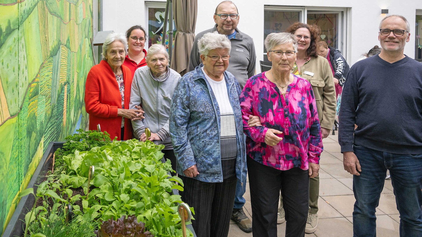 Menschen neben Hochbeet
