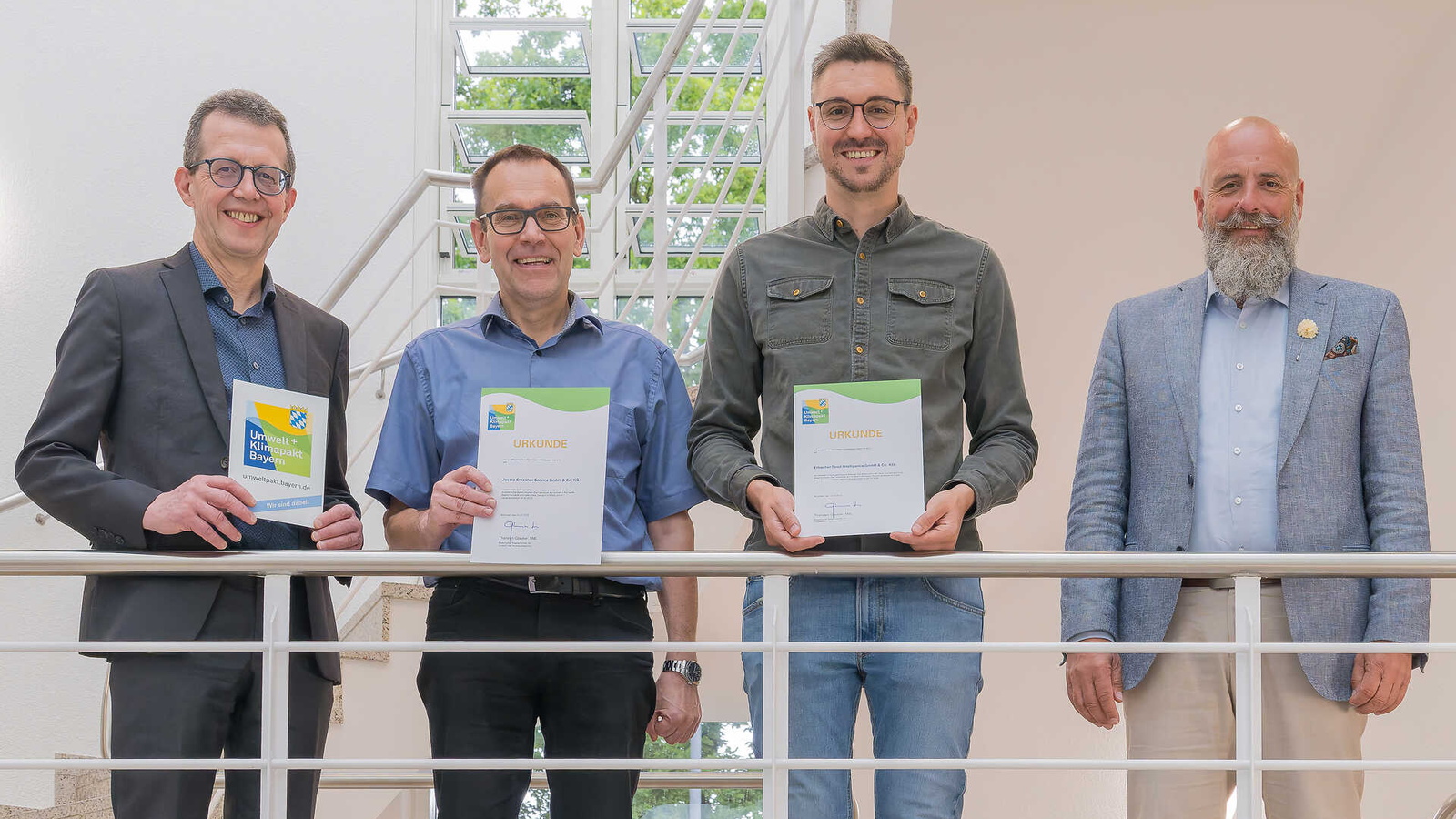 Stellvertretender Landrat Bernd Schötterl übergibt zwei Teilnehmerurkunden