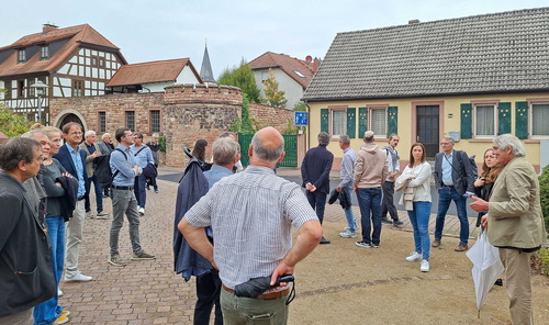 Gästegruppe auf Dorfplatz