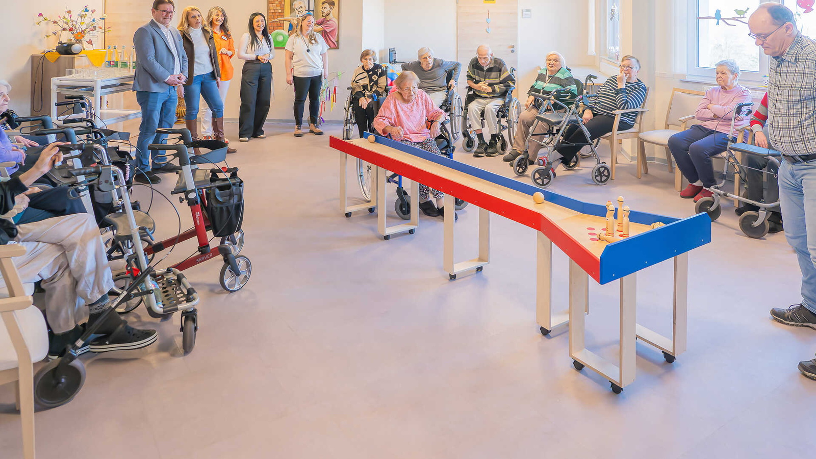 Bewohnerinnen und Bewohner mit der Holzkugelbahn