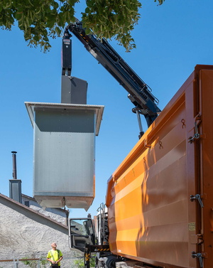 Müllcontainer bei der Leerung