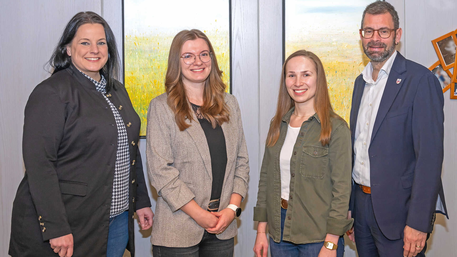 Personalchefin Ina Jankowsky, Martha Flesch, Frau Dolzer und Landrat Jens Marco Scherf