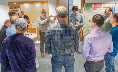 Stellvertretender Landrat Bernd Schötterl diskutiert