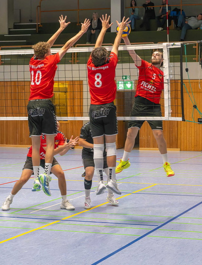 Herren spielen Volleyball