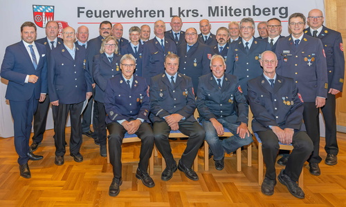 Sitzende und stehende Feuerwehrleute
