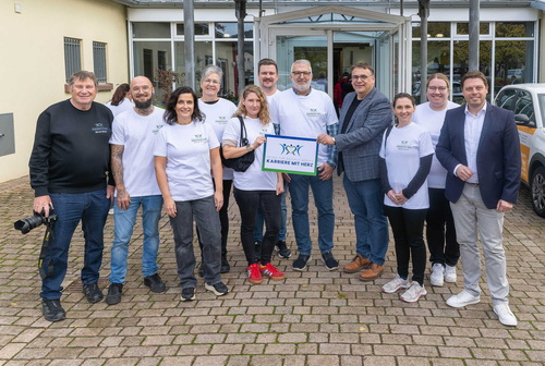 Gruppenbild vor dem Gebäude