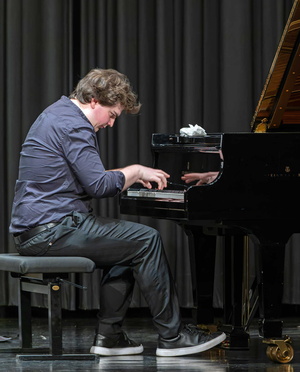 Jugendlicher spielt Klavier