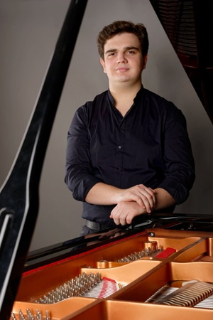 Porträt von Adrian Dederer