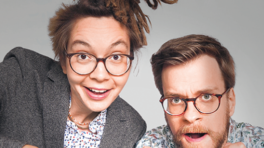 Ein Mann und eine Frau schauen überrascht ins Bild