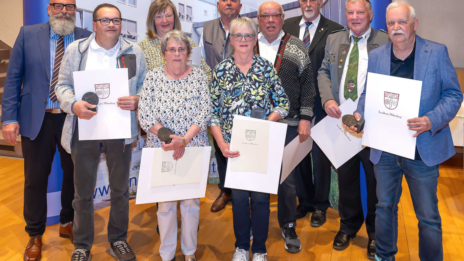 Gruppe mit Ehrenplaketten