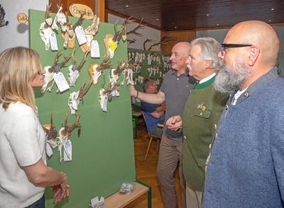 Begutachtung der Ehrentafel bei der Hegeschau