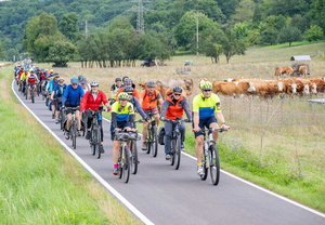 Teilnehmer der Drei-Länder-Radtour auf ihren Fahrrädern